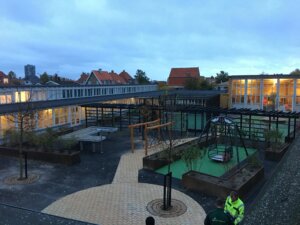 Skolegården er delt op i flere mindre rum