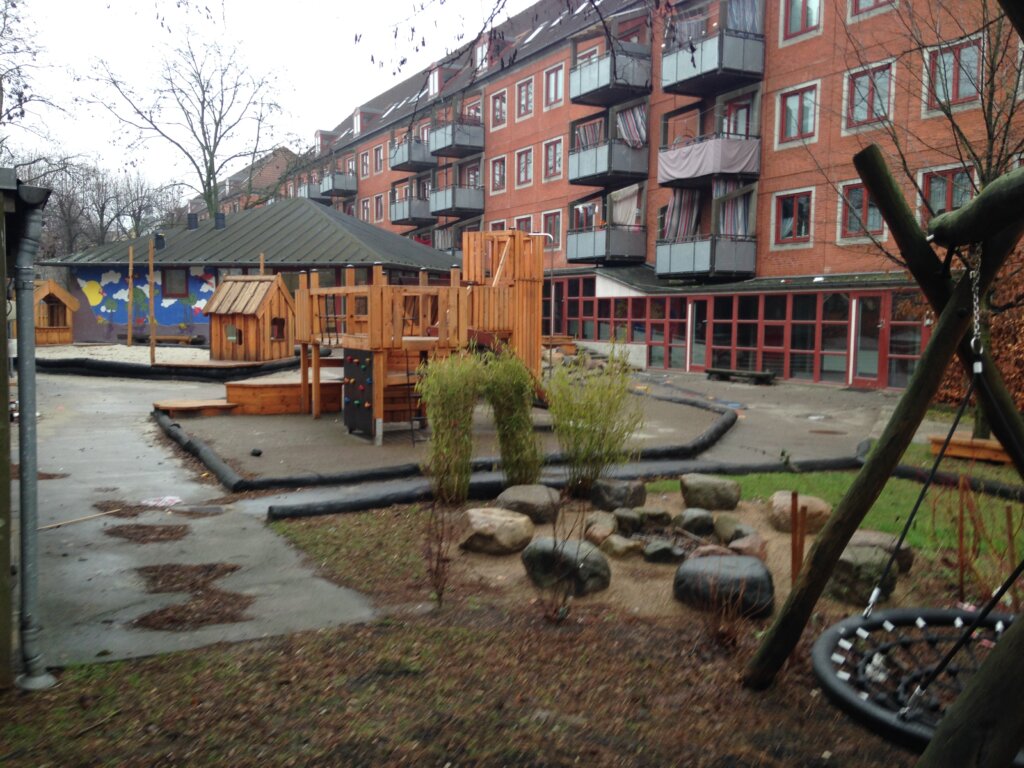 En legeplads med mange muligheder, sten, planter og redskaber